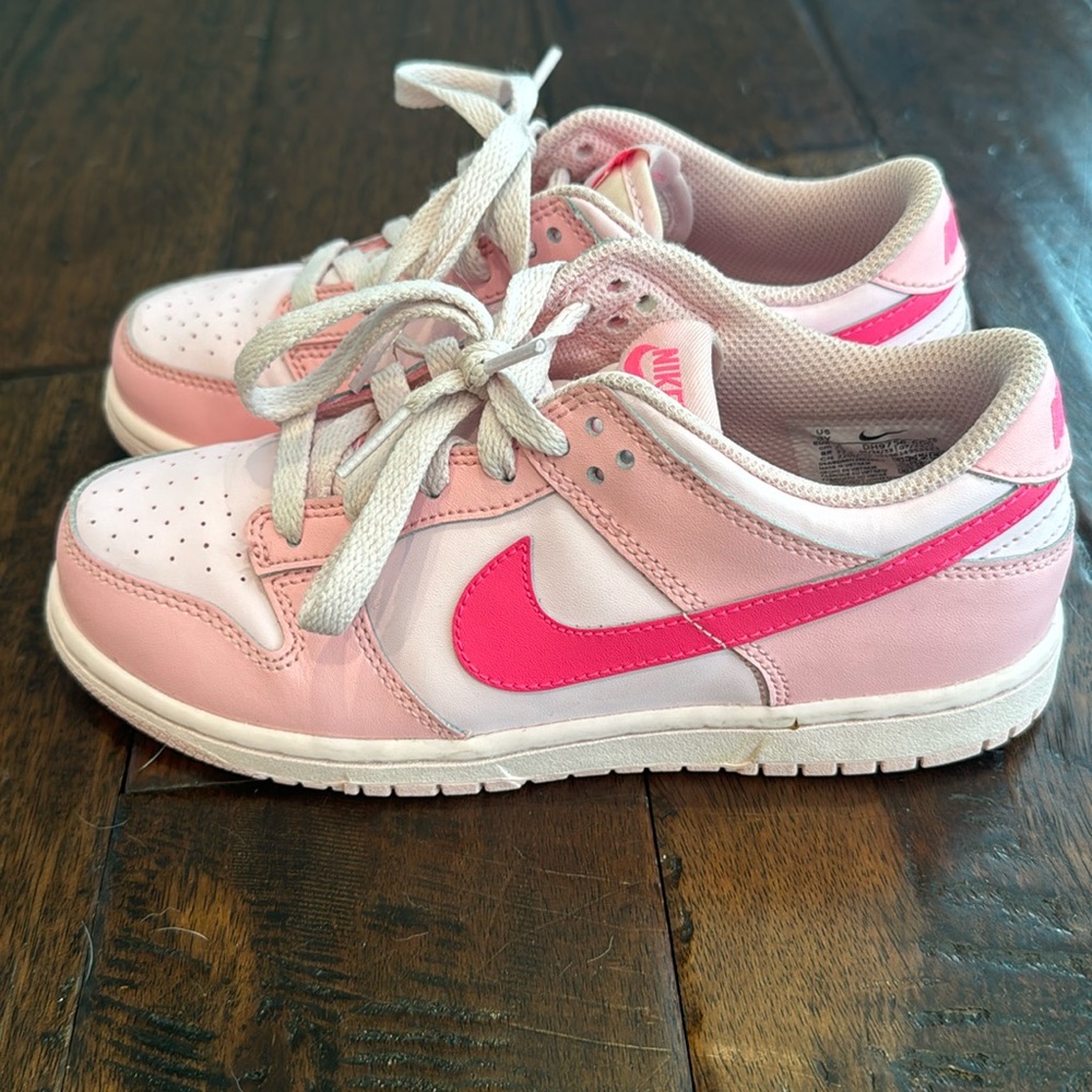 Like new ds nike dunk low triple pink size 3Y kids.
